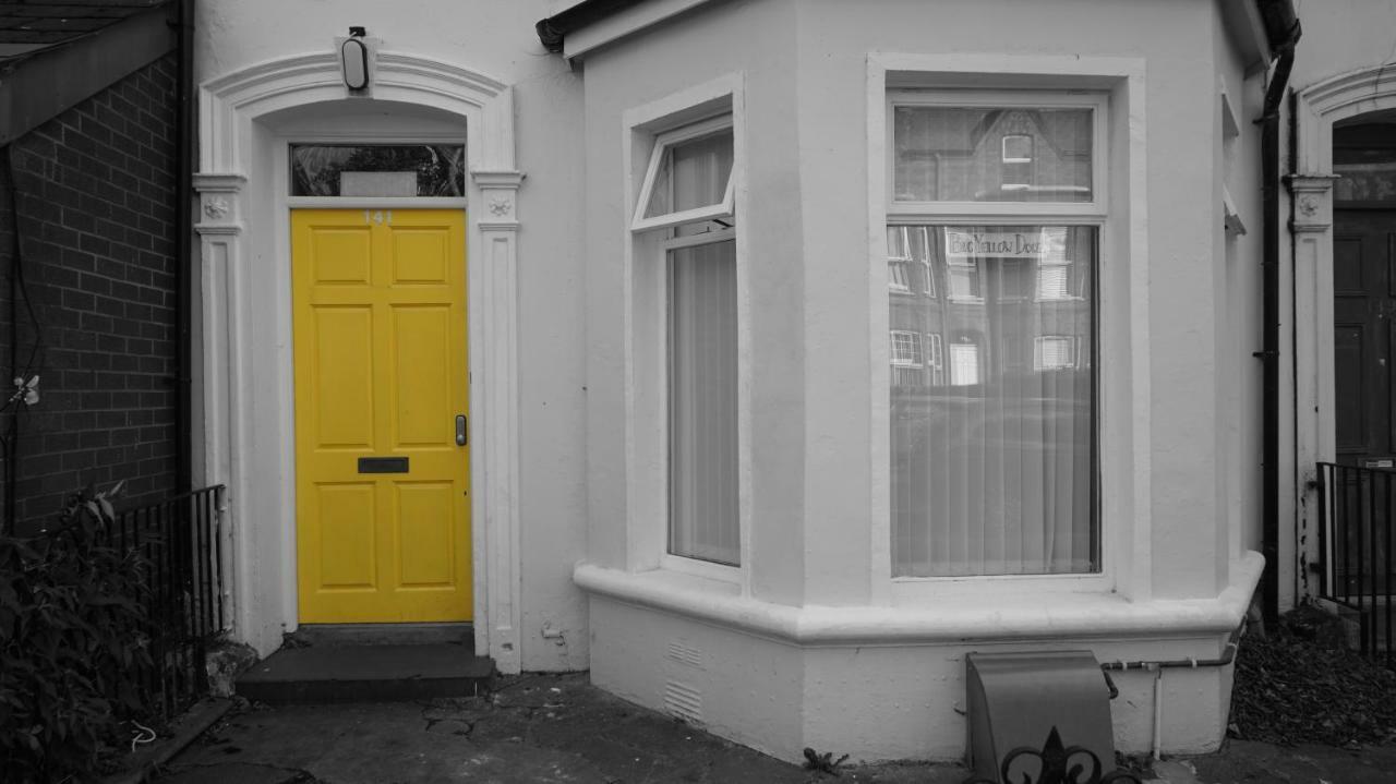 Big Yellow Door In Queens Quarter Belfast Exterior photo