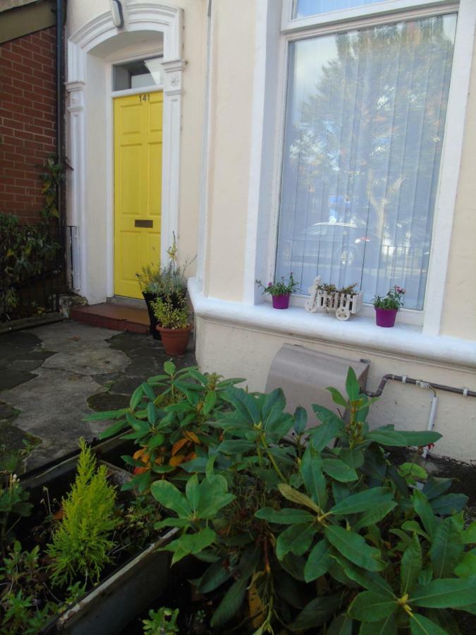 Big Yellow Door In Queens Quarter Belfast Exterior photo